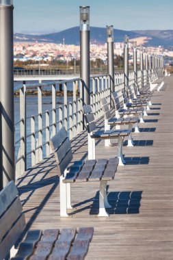 nehir dolgu ahşap banklar satır