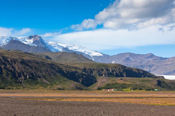 Jih islandské horské krajiny s ledovec — Stock fotografie