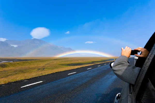 Man in a Car Shoots Paesaggio islandese con doppio arcobaleno — Foto Stock