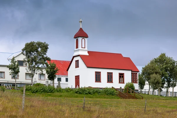 Ländliche isländische Kirche bei schlechtem Wetter — Stockfoto
