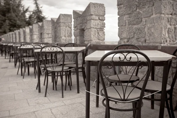 Открытые летние столики кафе — стоковое фото
