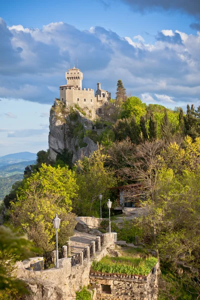 Hrad v san Marinu - la cesta nebo fratta, seconda torre — Stock fotografie