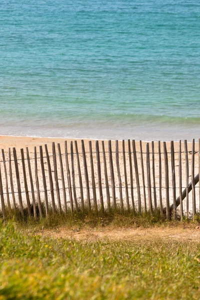 Houten hek op noordelijke strand in Frankrijk — Stockfoto