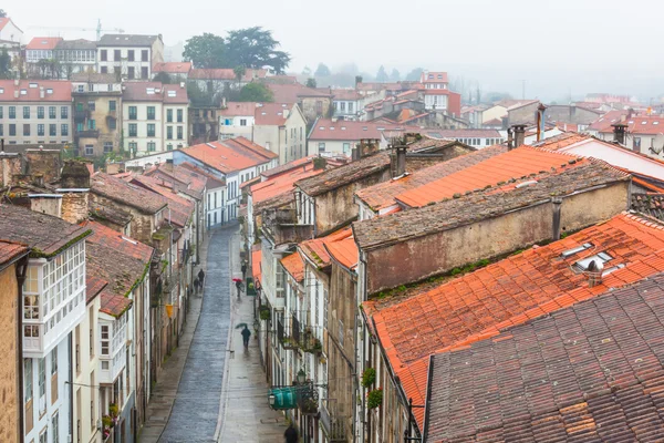 Vue vers le bas sur la rue pluvieuse de la vieille ville — Photo