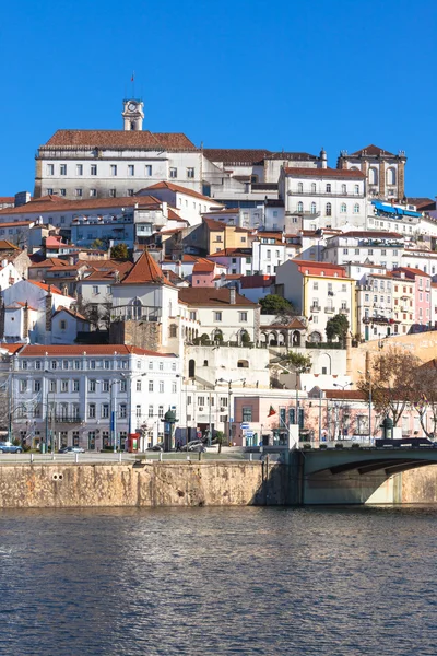 Coimbra, Portugalsko, výhledem na staré město. Sunny modrá obloha — Stock fotografie