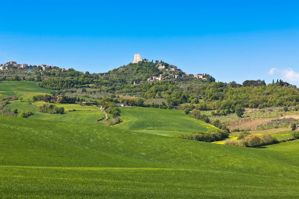 Castiglione d 'Orcia Town and Nearest Farmland, Toscana, Italia — Foto de Stock