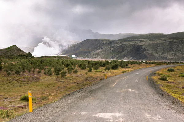 Štěrková cesta skrze geotermální oblast na Islandu — Stock fotografie