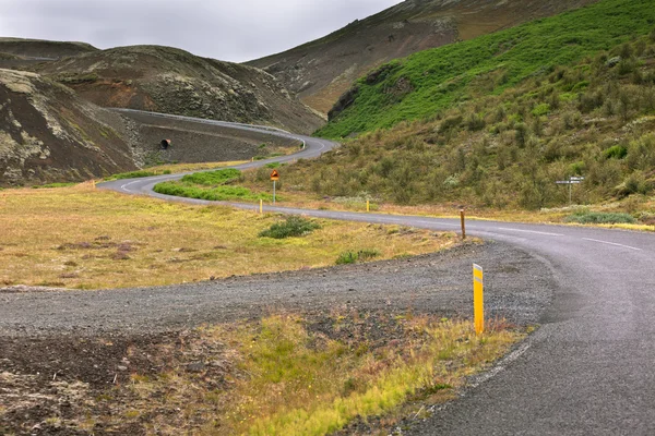 Kronkelende weg door vulkanische landschap van IJsland — Stockfoto