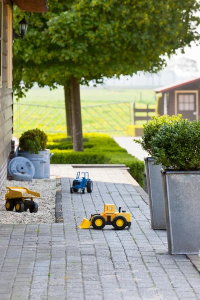 Automobili giocattolo di Liguhild al cortile posteriore della casa di periferia — Foto Stock