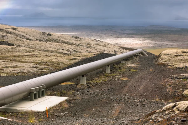 Tubos industriais em uma estação geotérmica na Islândia — Fotografia de Stock