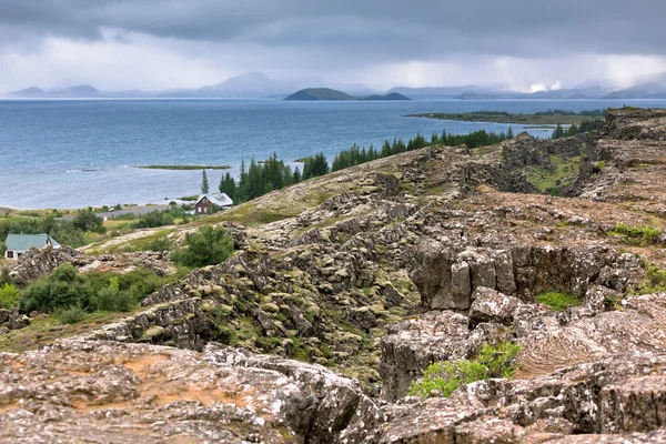 Meer in pingvellir nationaal park, IJsland. — Stockfoto