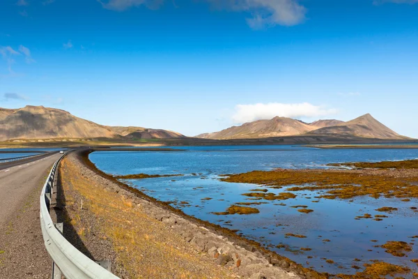 Estrada através da paisagem islandesa ocidental — Fotografia de Stock