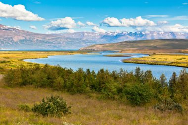 İzlanda manzara nehir, dağlar ve parlak mavi gökyüzü