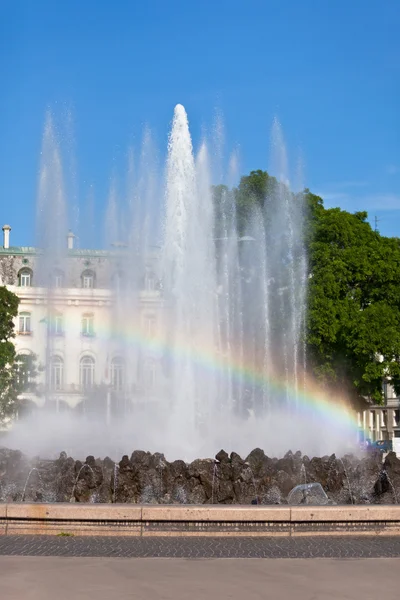 Tęcza w fontannie w Wiedniu — Zdjęcie stockowe