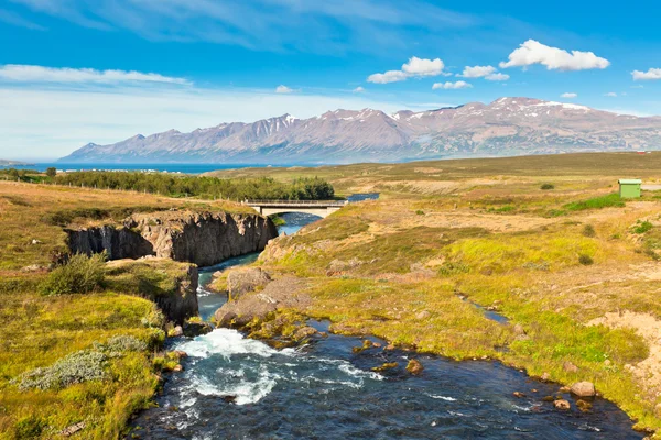 Islandia Paisaje con río, montañas y cielo azul brillante —  Fotos de Stock