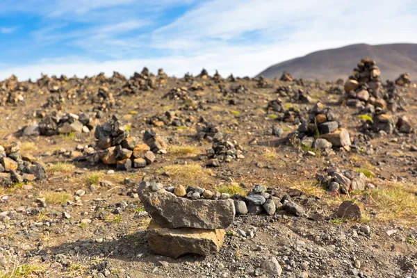 Landschap met piramides van stenen, IJsland — Stockfoto