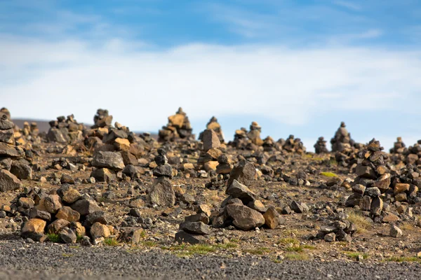 Krajina s pyramid z kamenů, Island. — Stock fotografie