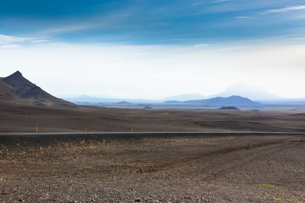Trockene Kieslandschaft unter blauem Sommerhimmel von Island — Stockfoto