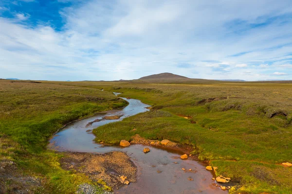 Sommer-Islandlandschaft mit Fluss und strahlend blauem Himmel — Stockfoto