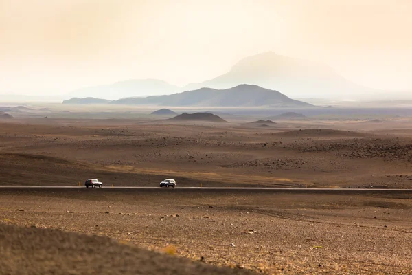 Carretera a través de Islandia Montañas paisaje —  Fotos de Stock