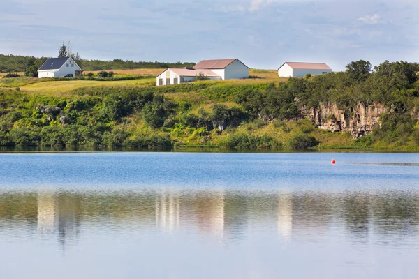Исландский пейзаж с озером и фермерским домом — стоковое фото