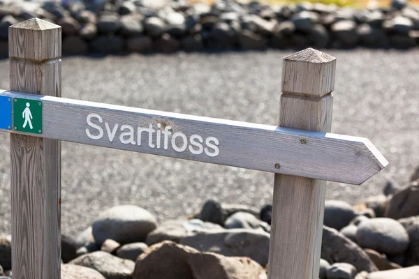 Знак на пути к исландскому водопаду Свартифа — стоковое фото