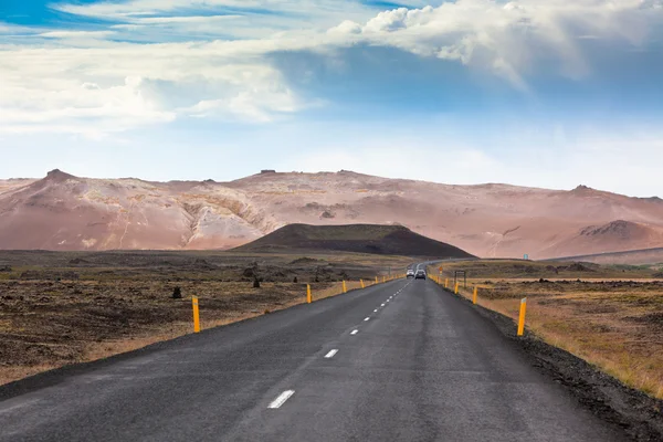 Autostrada attraverso l'Islanda Montagne paesaggio — Foto Stock