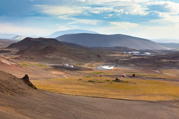 İzlanda'daki jeotermal elektrik santrali ile peyzaj — Stok fotoğraf
