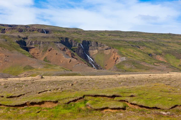 Sommer-Islandlandschaft mit Wasserfall und strahlend blauem Himmel — Stockfoto