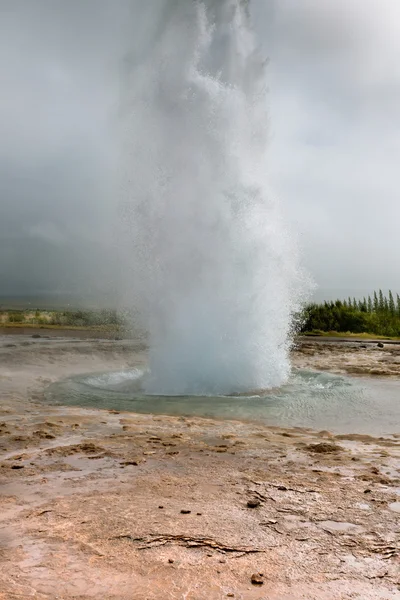 冰岛: Strokkur 间歇泉的喷发 — 图库照片