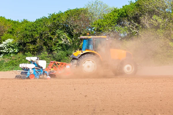 Agriculture - tracteur sur le terrain — Zdjęcie stockowe