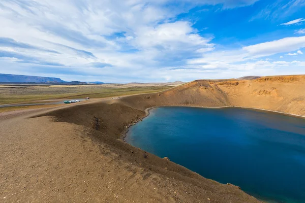 Kratern av en slocknad vulkan krafla på Island fylld med vatten — Stockfoto