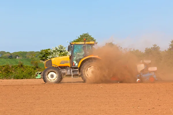 Jordbruk - traktor med plowes på fältet våren — Stockfoto