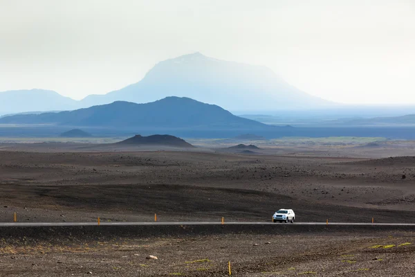 Motorväg genom Island landskap — Stockfoto