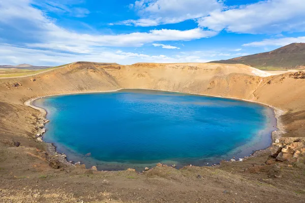 Kratern av en slocknad vulkan krafla på Island fylld med vatten — Stockfoto