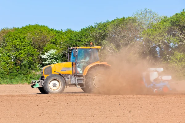 Agriculture - tracteur sur le terrain — Zdjęcie stockowe