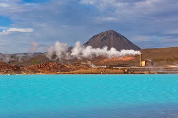 Геотермальная электростанция и яркое бирюзовое озеро в Исландии — стоковое фото