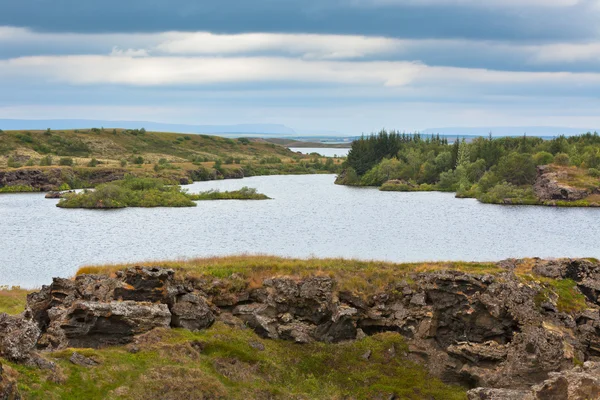 Lago Myvatn en Islandia del Norte en tiempo nublado — Foto de Stock