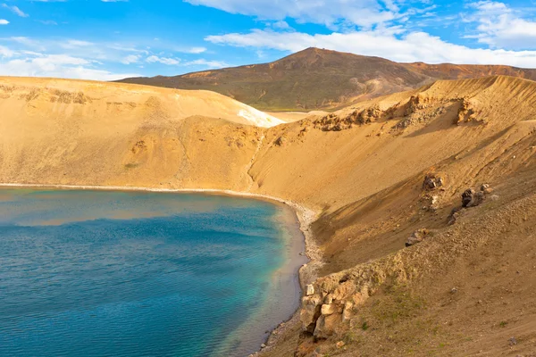 Cratere di un vulcano estinto Krafla in Islanda pieno d'acqua — Foto Stock