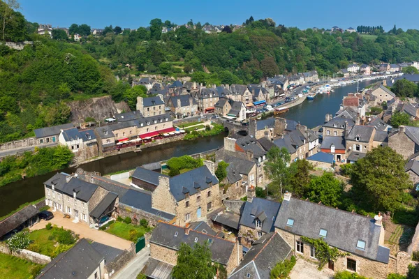 Dinan, Bretagne, Frankrijk - oude stad aan de rivier — Stockfoto