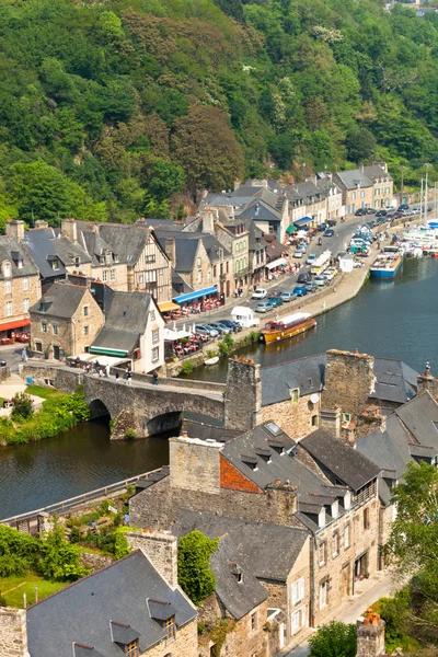 Dinan, Bretagne, Frankrijk - oude stad aan de rivier — Stockfoto