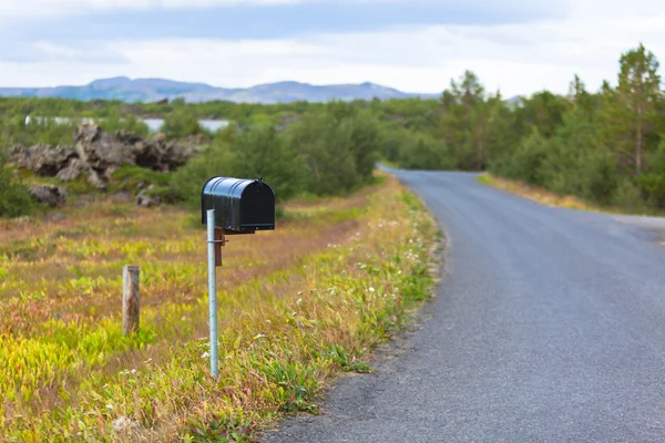 Old Weathered Mailbox em Rural Roadside, na Islândia — Fotografia de Stock