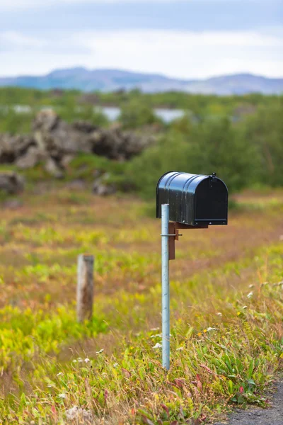 Vieille boîte aux lettres altérée au bord de la route rurale en Islande — Photo