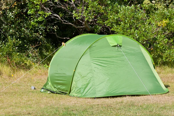 在外地的室外绿色旅游帐篷 — 图库照片