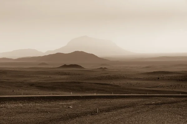 İzlanda dağ manzarası ile karayolu. — Stok fotoğraf