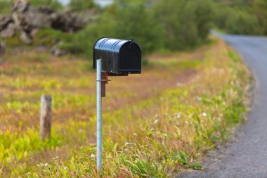 İzlanda'daki kırsal yol kenarında, eski yıpranmış posta kutusu