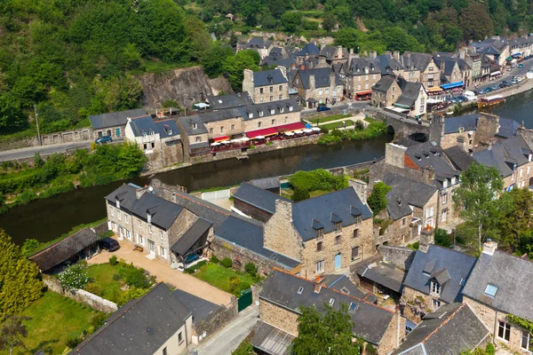 Dinan, Bretagne, Frankrike - antika stad vid floden — Stockfoto