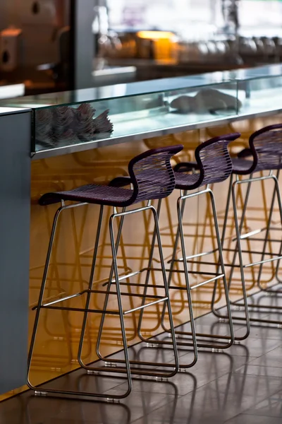 Tom rad av avföring på en bar — Stockfoto