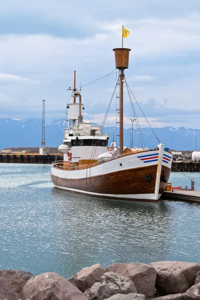 Puerto típico de Islandia con barco de madera en el día nublado —  Fotos de Stock