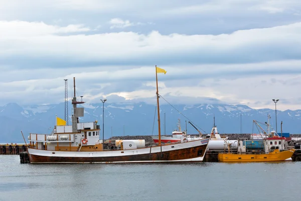 Porto típico da Islândia com barcos de pesca — Fotografia de Stock